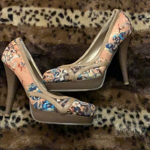 Floral print pumps